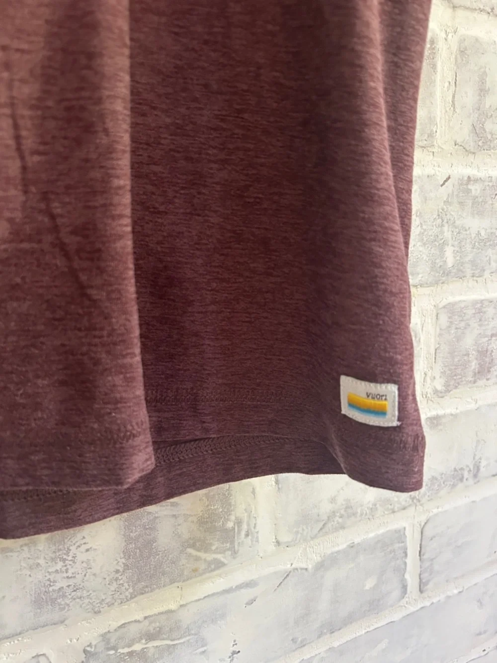 Vuori Men’s Size Medium Heathered Maroon Short Sleeve Tee Shirt Performance Gym - Picture 4 of 6
